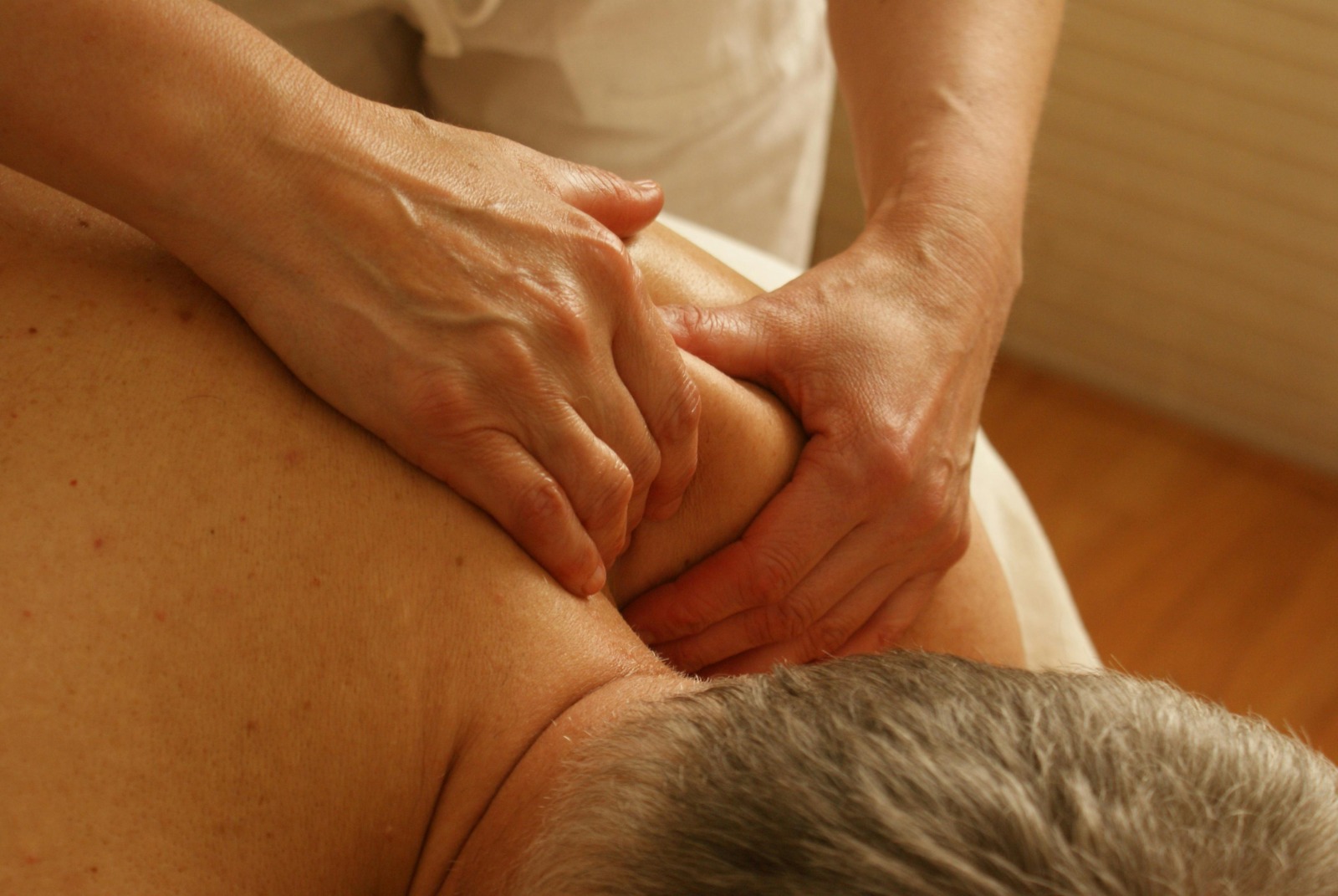 L'importance du massage pour le bien-être des seniors : Conseils et techniques